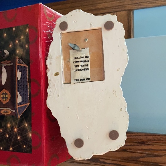 Vintage Christmas music box w/ original box by Home for the Holidays. Good shape - Picture 5 of 7